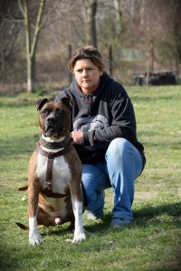 A Szigetszentmiklósi Kutyaiskola vezetője, kutyájával